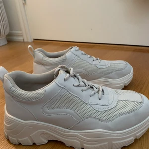 Beige Duffy sneakers strl 39 - Säljer dessa beigea sneakers med hög sula pga att de inte används. Köptes för ca 4 månadersedan och är använda men de är i bra skick. Nypris: ca 500 kr. Köpare står för frakt