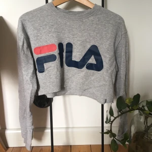Fila - Avklippta fila sweatshirt. I bra skicka, i en S från herravdelningen, köpt för 600kr. Kan mötas upp i Uppsala eller frakta!