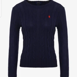 Kabelstickad Polo Ralph Lauren tröja - En kabelstickad marinblå tröja. Köpt för 1200kr på NK. Tröjan är i bra skick. Storlek S men fungerar också som M.