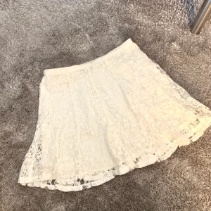 Hollisterkjol  - Sparsamt använd spetskjol från hollister i storlek S🤍 120kr ink frakt 
