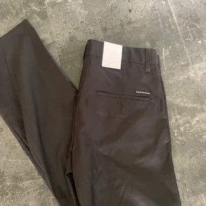 Byxor - Ett par oanvända peak performance byxor. I strl W29L32. Nypris 1000kr