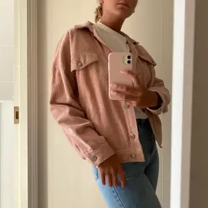 Cool jacka i rosa manchester 🧡 Passar perfekt både till sommar, höst och vår! Knappt använd, jättebra skick. Strl S men passar XS-M om man vill ha den tight/oversized 🌻✨