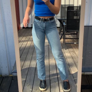 levis jeans - levis jeans som tyvär blivit försmå (är 160). jätte bekväma och snygga. då byxorna är stretchiga har dem blivit utöjda på vissa ställen men syns inte när man har dem på sig. dem har  tyvär även ett hål på höger sida. frakten ingår i priset🌸