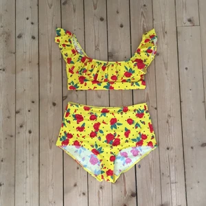 Bikini från monki  - Högmidjad och mönstrad bikini från monki. Använd fåtal gånger men är i bra skick och självklart nytvättad. Storlek M. Kan mötas upp i Kristianstad och Hässleholm annars kostar frakt 30 kr. 