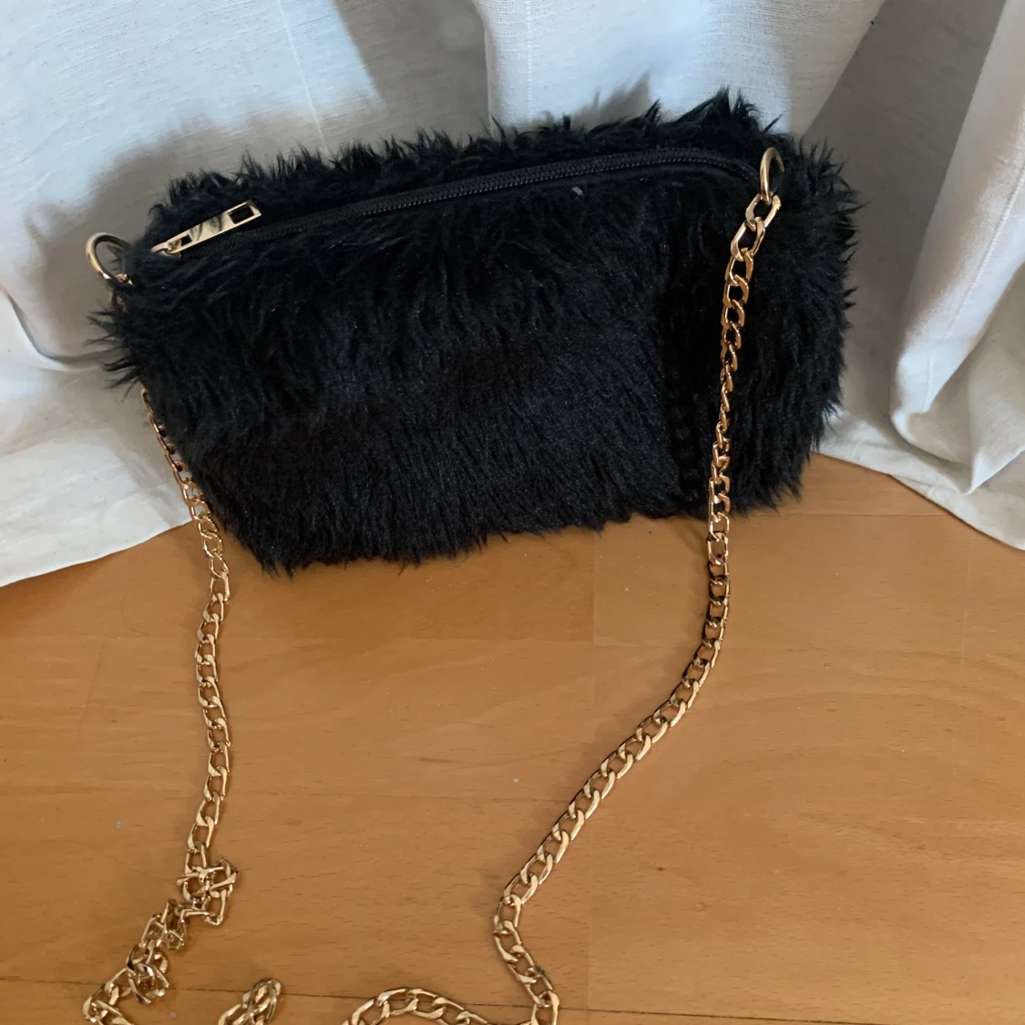 Fluffig svart handväska  - 90