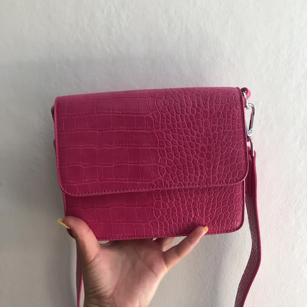 Oanvänd rosa handväska från Gina Tricot. En perfekt färgklick till outfiten!! Säljes på grund av att den inte kommer till användning. Nypris 299kr. Pris kan diskuteras så båda blir nöjda! Köpare står för frakt, men kan även mötas upp. . Accessoarer.