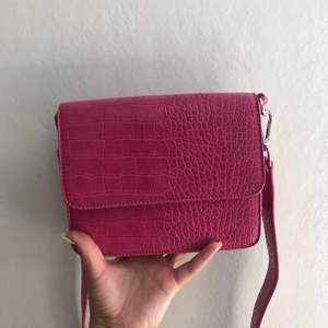 Oanvänd rosa handväska från Gina Tricot. En perfekt färgklick till outfiten!! Säljes på grund av att den inte kommer till användning. Nypris 299kr. Pris kan diskuteras så båda blir nöjda! Köpare står för frakt, men kan även mötas upp. 
