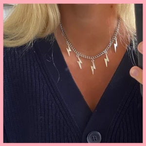 Blixthalsband - Detta snygga blixthalsband är av rostfritt stål och av superbra kvalitet!! Passar till alla outfits och är bara så snyggt 🤩 Frakten är gratis :))