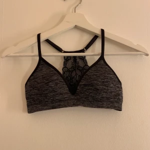 Svart bh  - Svart/grå BH med jätte fin spets rygg från Lindex storlek 70a väldigt skön att träna i tex men kan oxå användas som en vanlig bh frakt tillkommer med 20kr