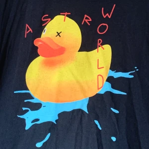 Astroworld Merch tshirt - Limiter edition T-shirt från Travis scotts Astroworld album. Använt mycket få gånger, perfekt skick🌈