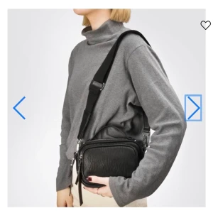 Väska  - Axelremsväska från Don Donna. Nästan aldrig använd. Nypris 500kr, säljer för 150kr. Köpare står för frakt. 