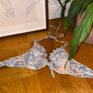Bikiniöverdel - Lappen är avklippt men skulle säga att den passar 75 B eller C. Kan knäppas i tre olika storlekar, samt knyts vid det övre bandet. 