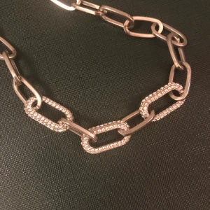 Silvrig kedja med kristaller  - Jättefint silvrigt halsband med kristaller! Frakt 11kr 😇😇