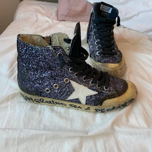 Golden Goose - Säljer mina Golden Goose Francy glitter sneakers! ‼️De är slitna från början när man köper‼️, men dessa är även använda en del och alla slitningar syns på bilderna!!! Med dragkedja i storlek 36💗                   kostade 4500 nya