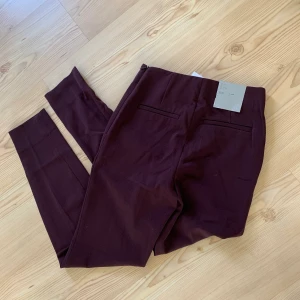 Kostymbyxor- Plommon färgade - Helt nya & oanvänd kostymbyxor från hm. Prislappen finns kvar