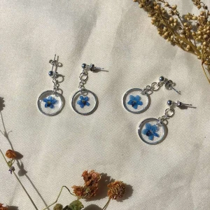 Förgätmigej-blommor, örhängen! - två par små nätta örhängen med pressad förgätmigej! silverfärgad metall. 75kr/par, fri frakt. dessa blir troligen de sista paren, så passa på! 