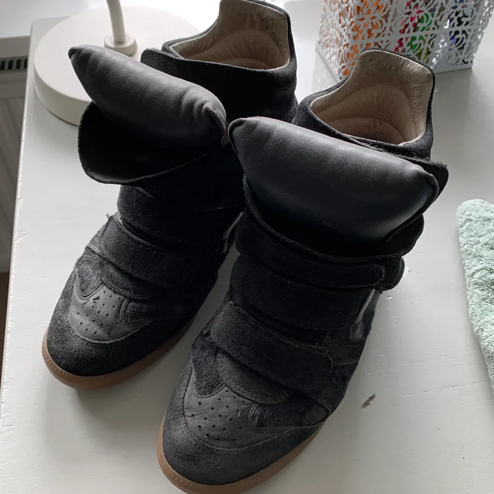 Säljer mina ”Bekett leather and suede sneakers” i svart från Isabel Marant . Nypris ca. 4200kr. Ganska använda, därav gått ner i pris. Hör av er privat vid intresse! Pris kan diskuteras. . Skor.