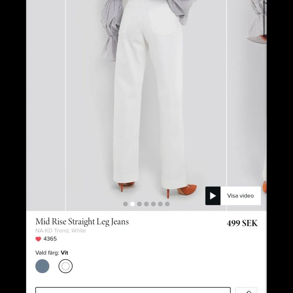 Vita raka jeans i midrise. Inköpta från NAKD och är helt oanvända, med prislappen kvar. De är slutsålda på hemsidan. Säljer då de inte passade bra. Högst bud som gäller!. Jeans & Byxor.