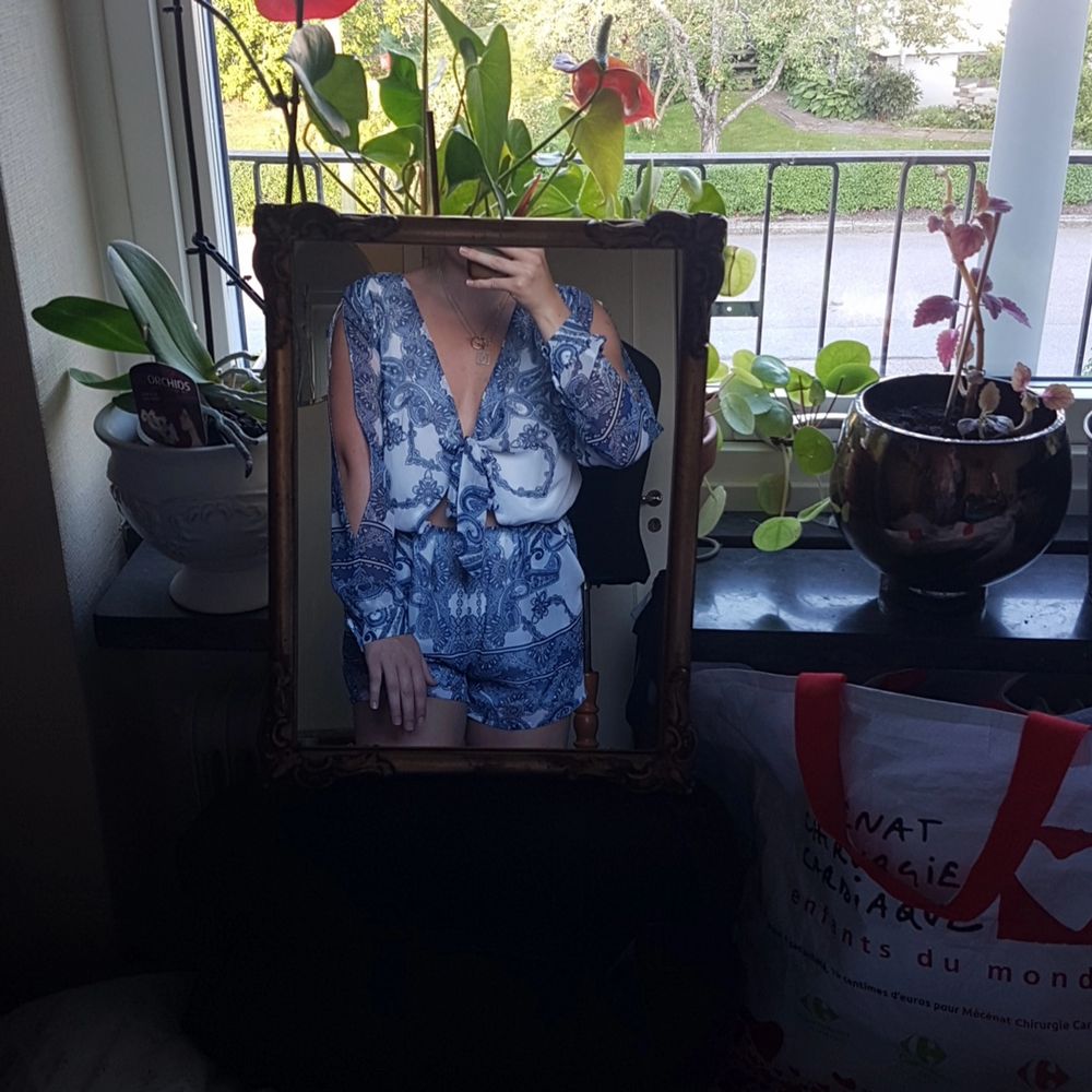 Denna fina byxdress från BikBok säljes då den inte längre används. Väldigt fint mönster. Stäng med knyt framme vid brösten. Ärmarna är som öppna, samt går att slänga in innanför om man vill ha den kortärmad.Passar S/M.Går som ett par shorts. Mkt bra skick. Klänningar.
