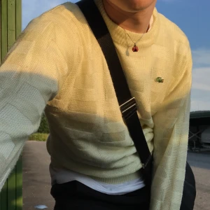 Stickad tröja - Stickad tröja från märket Lacoste! supersnygg gulfärg, i bra skick! 🤠