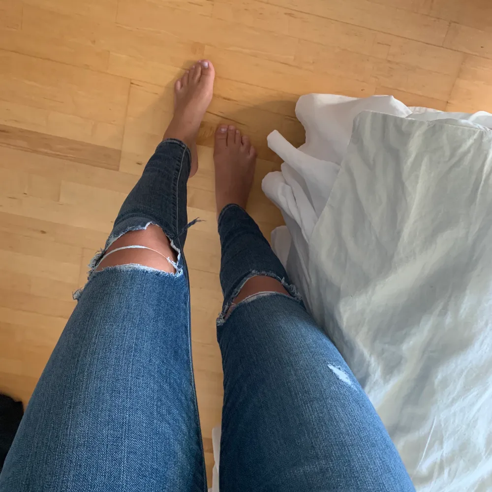 Slitna jeans från Levis i storlek 27👖 passar mig som har storlek S. Är i bra skick!🤩 200kr+frakt . Jeans & Byxor.