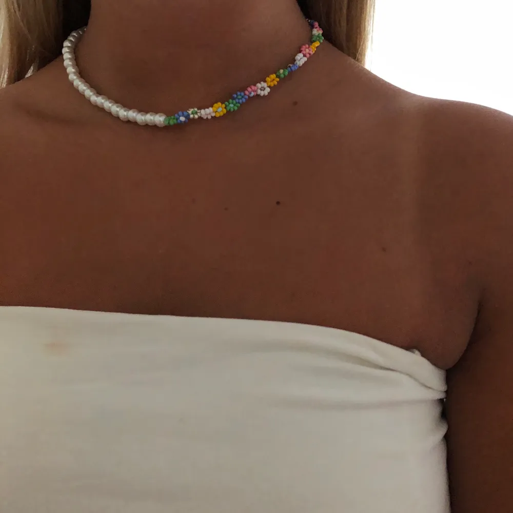 NU finns detta unika halsband till salu! Kostar 120kr (inkl frakt) Följ min Instagram för mer fina smycken @alvasellout💛💛💛. Accessoarer.