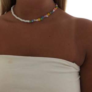 NU finns detta unika halsband till salu! Kostar 120kr (inkl frakt) Följ min Instagram för mer fina smycken @alvasellout💛💛💛