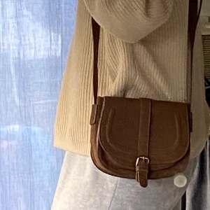 Snygg väska! - Härlig brun väska från Kappahl! Använder inte längre därav säljer jag den! Frakt tillkommer men kan också mötas upp i Stockholm!🌸