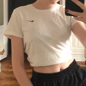 Nike tshirt  - Vit nike tshirt jag köpt begagnad i storlek S. Frakt tillkommer!