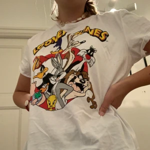 Looney tunes t-shirt, storlek L  - Det sitter bra på alla! Ganska liten för att vara en L. Frakten kostar 42kr och högsta bud plus frakt ifall ni vill buda i kommentarerna är 100+ frakt. Den är från Ney yorker och ordinarie pris är 170kr 