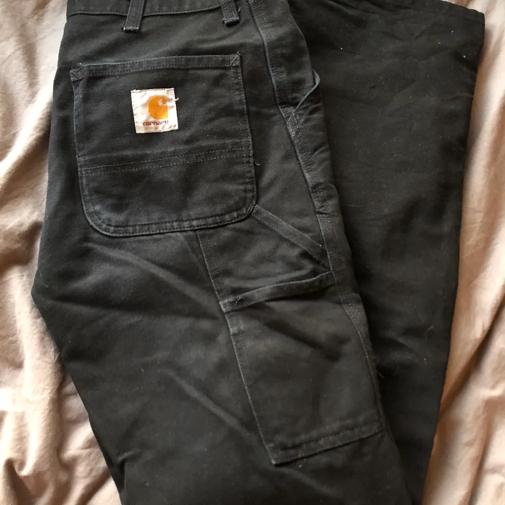 Svarta carhartt jeans!! Bra skick❤️. Jeans & Byxor.