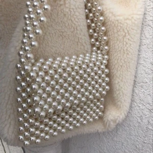 Axel väska - Hej! Säljer denna pärlväska då den knappt kommer till användning. Inga slitningar 300kr 