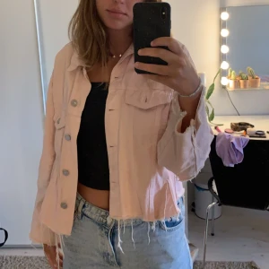 ljusrosa jeansjacka i storlek M - Snygg jeansjacka i ljusrosa köpt här men kommer ej till användning. Bra skick. Pris kan diskuteras 