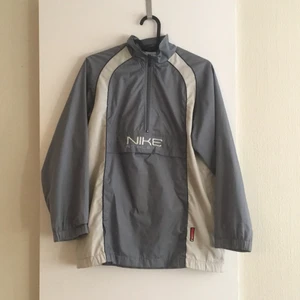 Vintage nike annorak - Köpt på humana, storlek M men skulle säga att den passar mer som en S. Jag är 165 cm lång så ni ser hur den sitter på mig!  En fläck på insidan av fickan, vet inte om det går att få bort.. syns dock inte på utsidan av jackan. Annars är den väldigt sparsamt använd och i bra skick. Möts upp i göteborg.