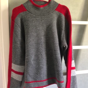 Tjock tröja oversize  - Köpt på secondhand i stl M men funkar som L, köpare står för frakten!