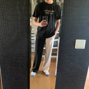 Svartvita kostymbyxor  - Svin coola byxor från jaded london med ett svart och ett vitt byx ben. Byxorna är tunna och i kostymbyx tyg. Extremt sköna att ha på sig men säljes då jag använt dem för lite. Är storlek 30 i midjan och benen är menade att vara oversized. Jag är 180 cm 