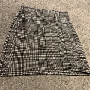 Mönstrad kjol  - En fin kjol med svart vit mönstring. Endast använd 1 gång🌸