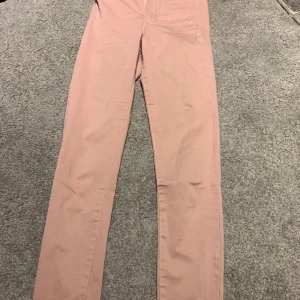 Rosa jeans  - Ett par fina högmidjade rosa jeans,endast använd en gång! Lite större i storleken🌸