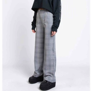  - Säljer dessa skit snygga rutiga kostymbyxor i storlek S men passar även XS. Passar perfekt med vit t-shirt och ett par snygga skor! 120kr eller högsta bud. Köptes för 500kr