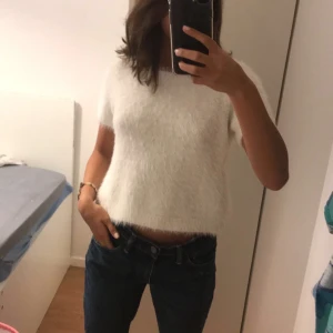 Stickad tröja   - Jätte fin stickad vit shirt med fluffigt material. Ny skick och väldigt trendigt.Storlek M men ganska liten i storlek så  passar för S