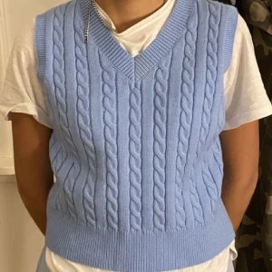 Stickad blå väst - Säljer denna superfina blå stickade västen från shein som knapp har använts då jag har många andra liknande! Storlek M men passar även S och XS väldigt bra🥰 kan mötas upp på Söder, annars står du för frakten.