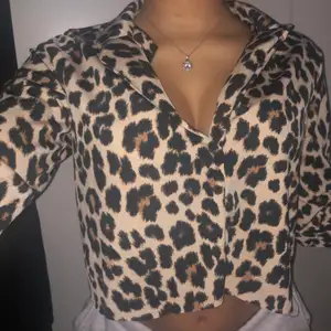 Super fin leopard tröja, säljs för jag aldrig har på mig den, i storlek S💕🐆