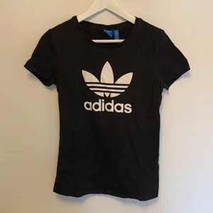 Adidas t-shirt med tryck, storlek S/36 - Svart adidas t-shirt med vitt tryck, storlek S/36, riktigt bra skick