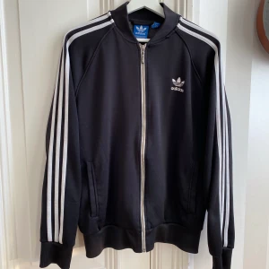 Adidas Kofta - Adidas kofta i fint skick, storlek L. 270kr inklusive spårbar frakt.