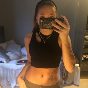 Svart fest topp - Sååå fin och snygg fest topp som är använd någon enstaka gång bara, passar till allt!💕💕 storlek S