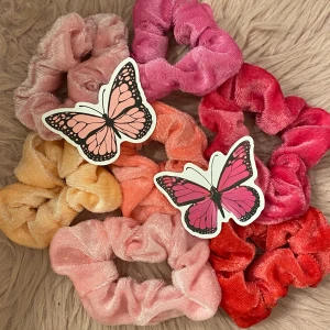 scrunchie💕 - 1 för 10kr/ 3 för 25kr! Massa glada färger 💗💙💜  Få med fjärilsklistermärke 🦋