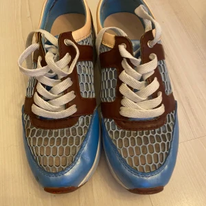 Skor - Skor från dinsko, cool mesh-detalj och färgkombinationer! Lite platå på dem också!