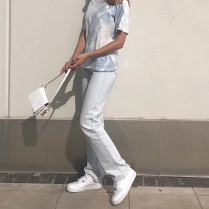 Ljusblå raka jeans Weekday  - Suuuuuuper snygga och skönma! Sitter jätte fint🐬🐬