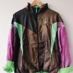 Nike Windbraker  - Windbraker från Nike. Lite urtvättad men supermjuk och skön. Strl M. 