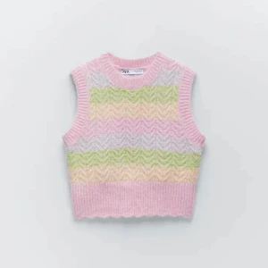 Väst - Jag säljer min jätte fina väst från zara, använd 1 gång. Jätte fin på sommarn till en vit kjol eller ett par snygga jeans. Man kan ha t-shirt under eller utan! 💞 ( skriv för fler bilder)💞